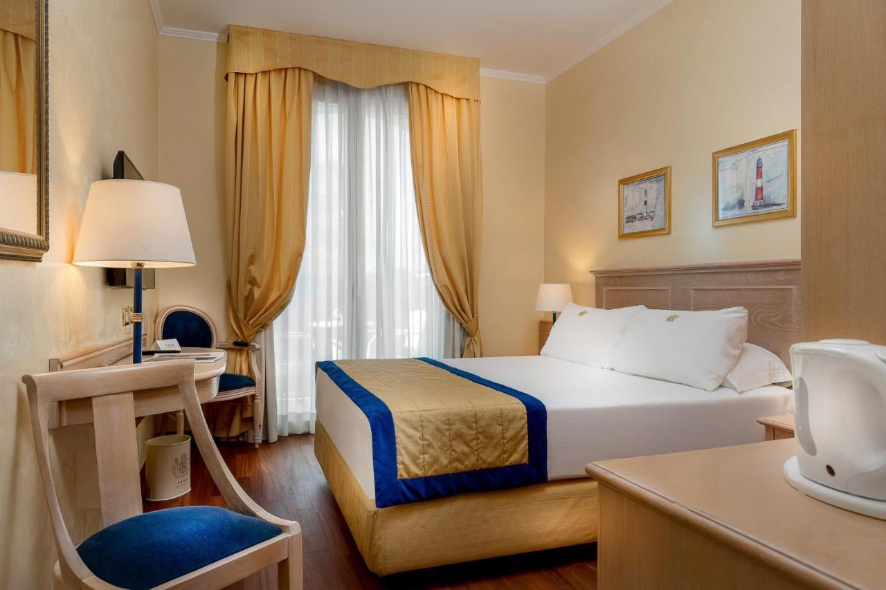 Hotel De Londres Римини Екстериор снимка
