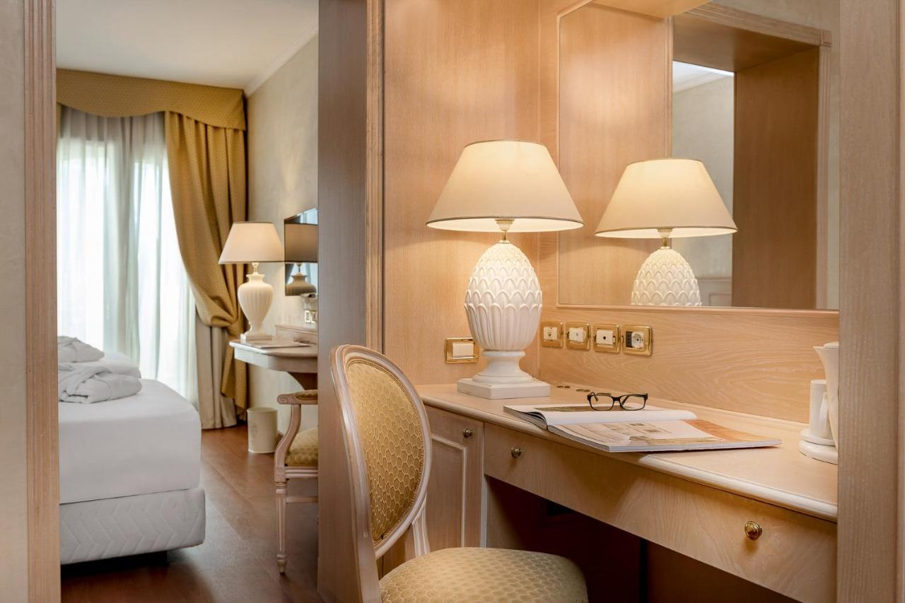 Hotel De Londres Римини Екстериор снимка